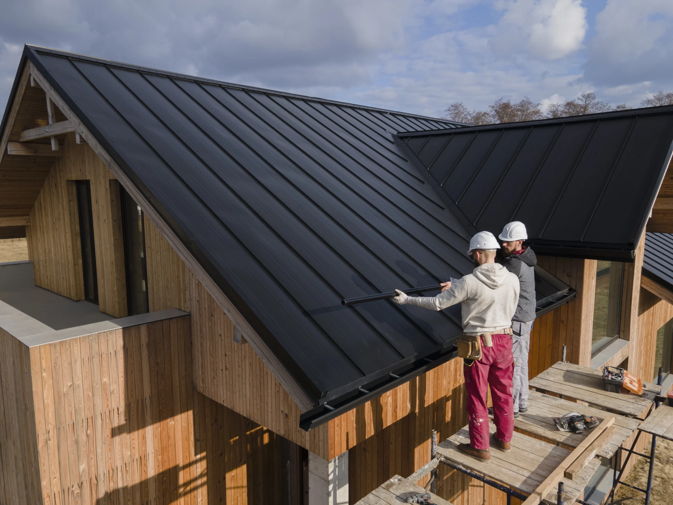 employes agissant contre l'humidité maison en faisant de l'isolation thermique par l'extérieur