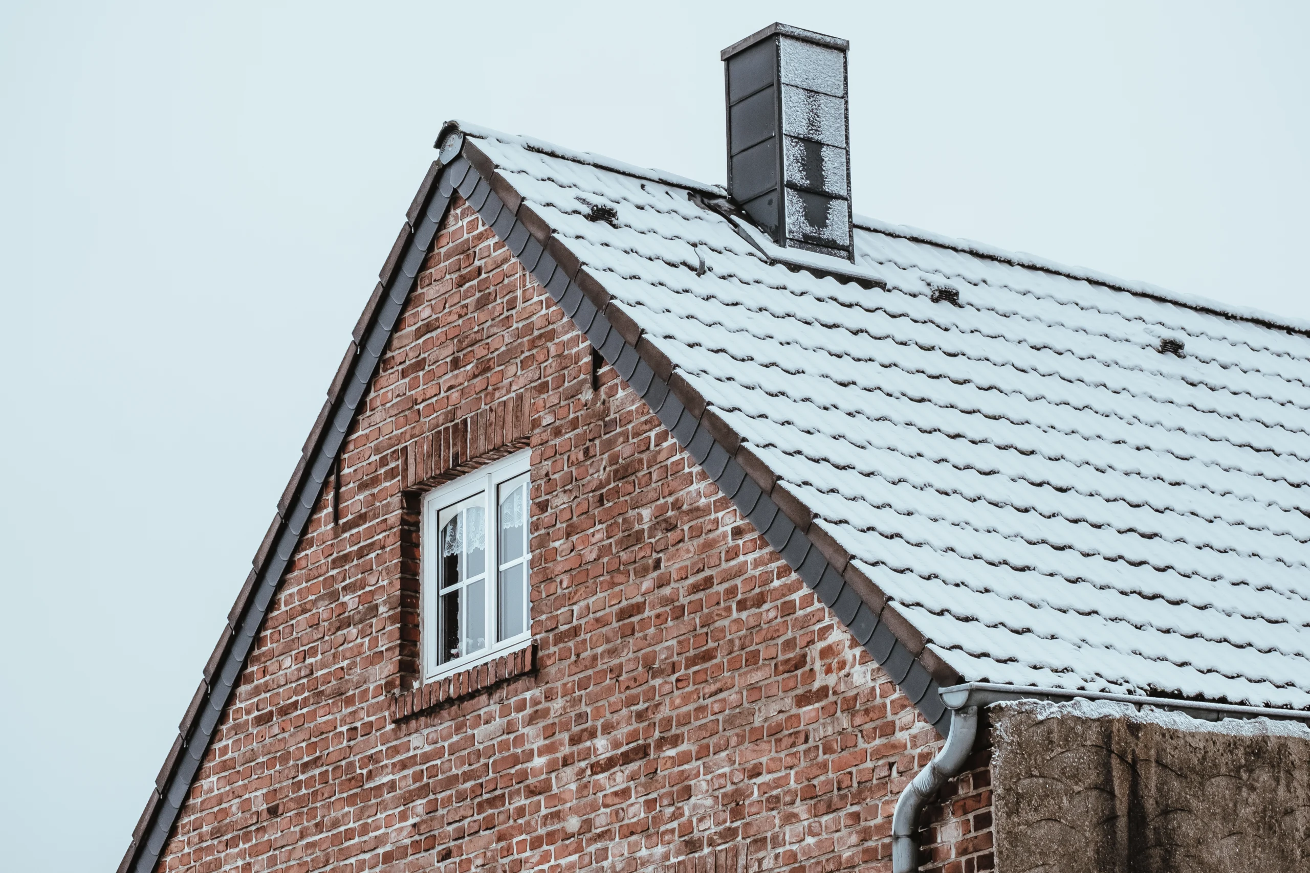 Toiture de maison vue du dessus, zone à isoler pour réduire les pertes de chaleur qui a fait un devis isolation
