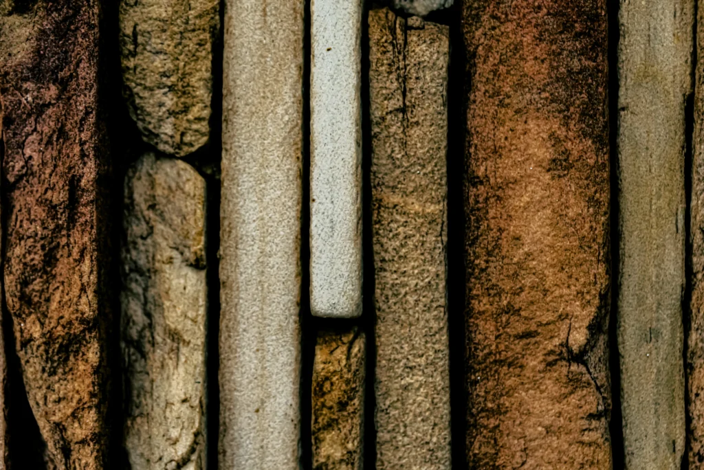 matériaux pour une isolation thermique naturels en gros plan — laine de bois, ouate de cellulose, liège — utilisés pour l’isolation thermique efficace des bâtiments par BESI