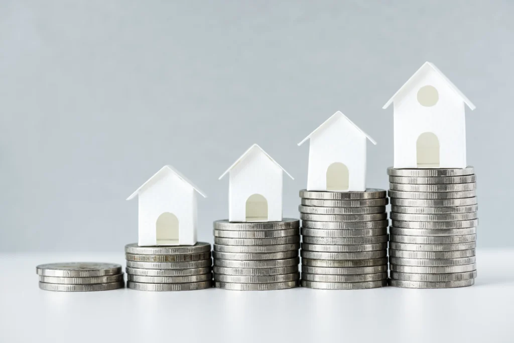 Illustration stylisée d’une maison avec des billets d’euros et des flèches d’économie d’énergie, représentant les aides financières pour l’isolation des combles aménageables.